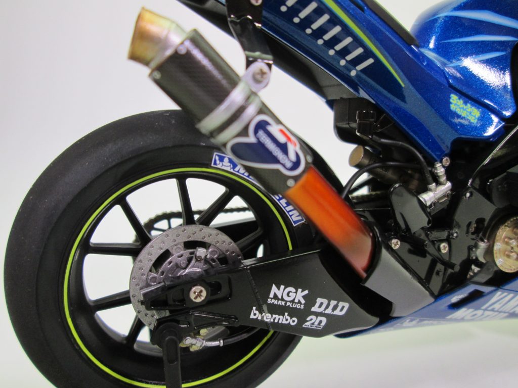 タミヤ 1/12 ヤマハ YZR-M1 '04 No.46 バイクプラモデル完成品 後輪部分