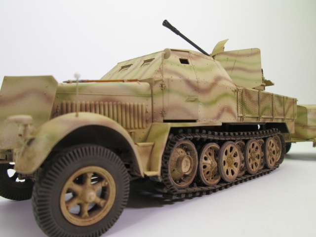 8tハーフトラックFlaK43/37mmプラモデル完成品を買取させて頂きました。