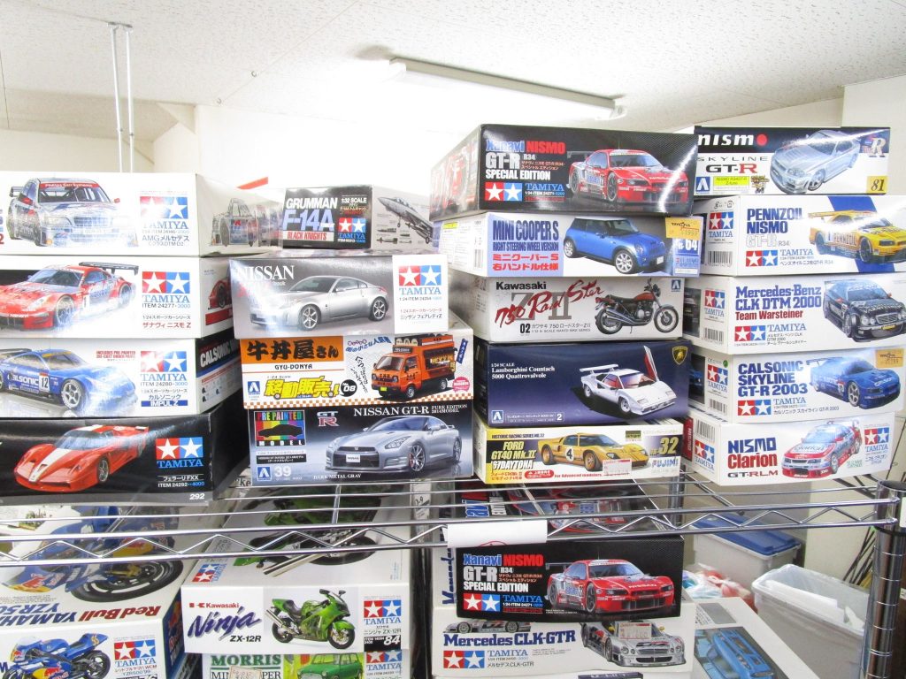 ザナヴィニスモやフェラーリなどのカーモデル