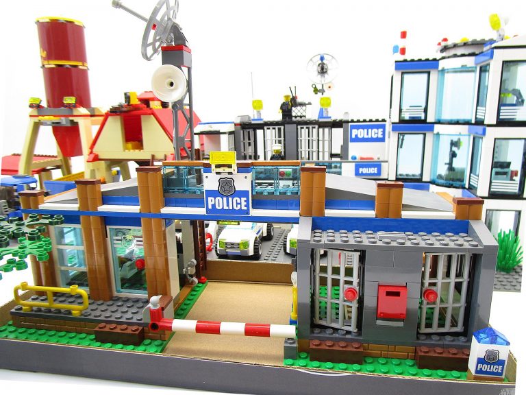 レゴシティ 7498 ポリスステーション等、組立て済みレゴをまとめて買取頂きました！