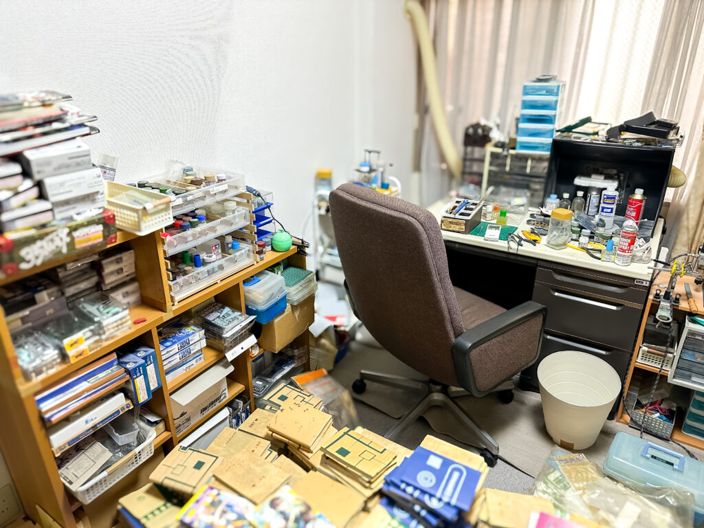 出張買取の様子 お部屋の中の工作ツールやプラモデル