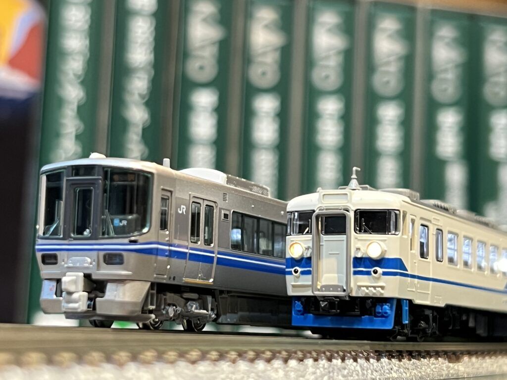 買取実績:475系新北陸色3両セット(TOMIX 92250)
横は521系2次車2両セット(KATO 10-1395)
