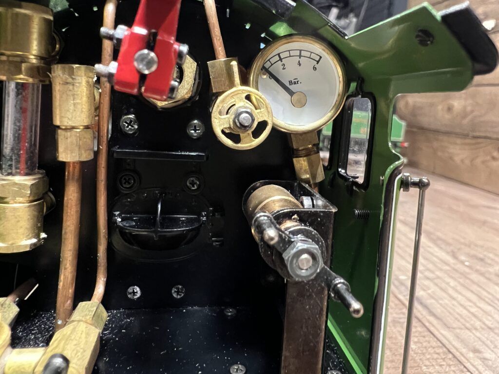 買取実績:ASTER HOBBY 1番ゲージ LNER A3 CLASS PACIFIC 運転室にある計器類の拡大写真