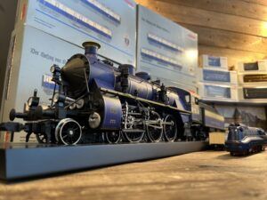 買取実績: メルクリン 54563 1番ゲージ S 3/6形蒸気機関車「ラインゴルト」75周年記念モデル 下から見上げた写真