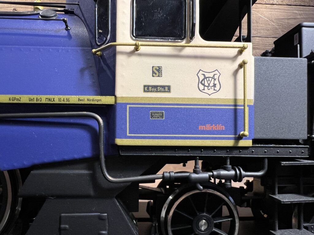 54563 1番ゲージ S 3/6形蒸気機関車「ラインゴルト」75周年記念モデルの側面写真