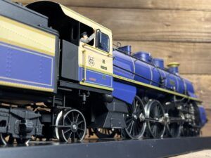 買取実績: メルクリン 54563 1番ゲージ S 3/6形蒸気機関車「ラインゴルト」75周年記念モデルの機関士が手を上げている写真