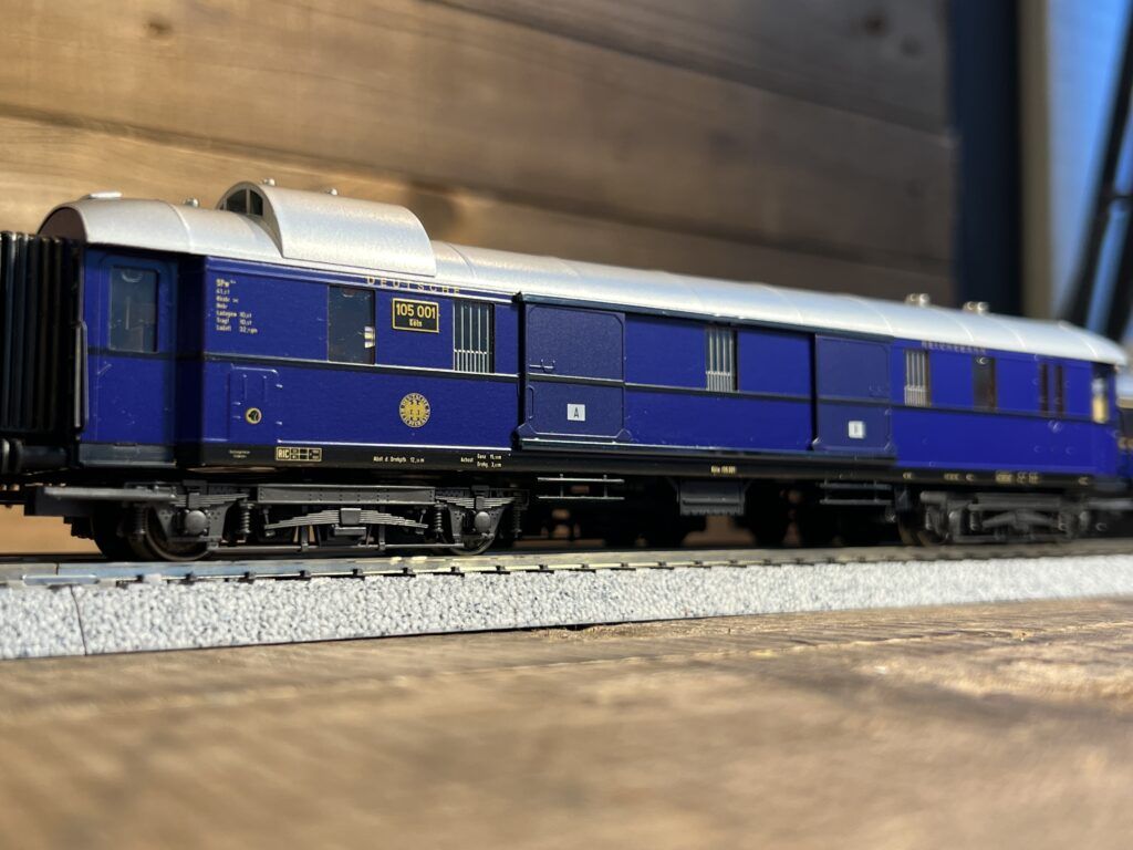 買取実績:メルクリン HOゲージ 4428 "Rheingold" Car setの荷物車の扉を閉めた状態の写真