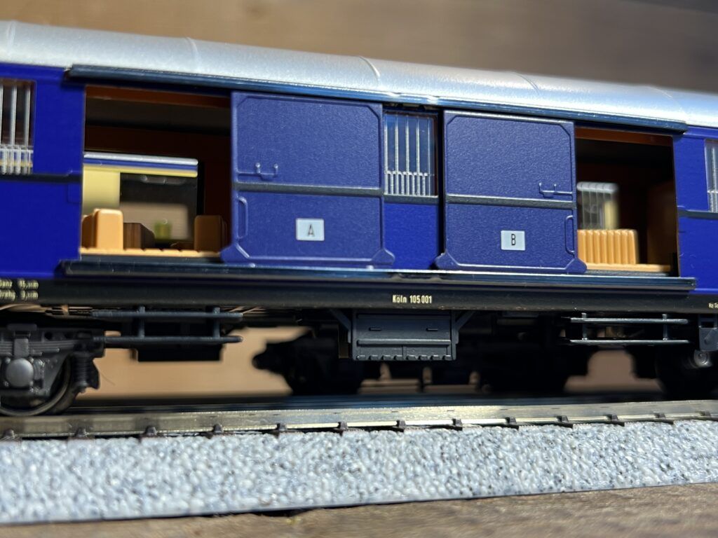 買取実績:メルクリン HOゲージ 4428 "Rheingold" Car setの荷物車の扉を開けた状態の写真