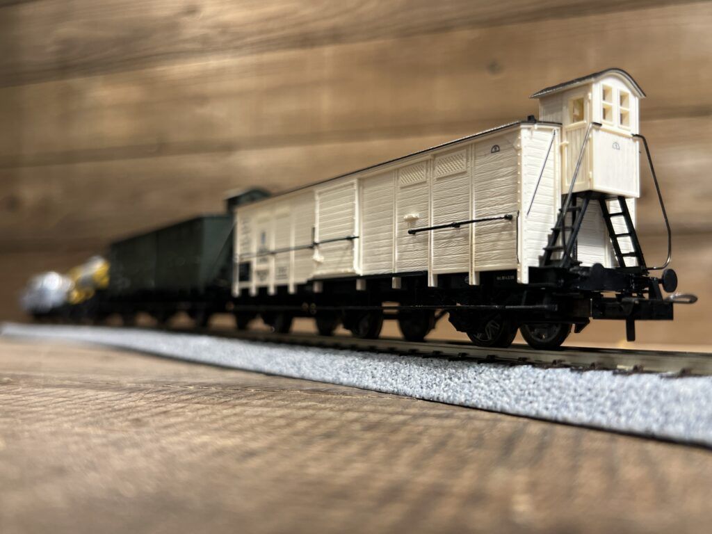 買取実績:トリックス HOゲージ 23925 Low side car "Staufen Bräu Dampf Beer" ・23909 "Chemical Works Munich" Tank Car・23905 Covered Freight Car・23908 Bavarian Milk Transport Carの反対側から見た写真