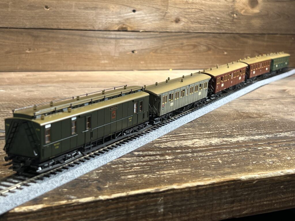 買取実績:メルクリン HOゲージ 古典客車シリーズ
4210 Express Train Passenger Car, 1st/2nd Class (K.W.St.E.)
4211 Express Train Passenger Car, 3rd Class (K.W.St.E.)
4213 Express Train Dining Car (K.W.St.E.)
4214 Express Train Passenger Car, 4th Class (K.W.St.E.)
4229 Express Train Mail Car (K.W.St.E.)