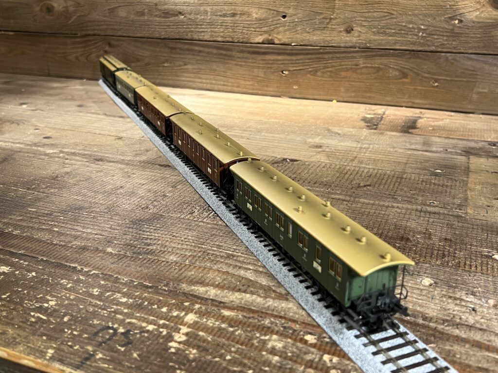 買取実績:メルクリン HOゲージ 古典客車シリーズ 4210 Express Train Passenger Car, 1st/2nd Class (K.W.St.E.) 4211 Express Train Passenger Car, 3rd Class (K.W.St.E.) 4213 Express Train Dining Car (K.W.St.E.) 4214 Express Train Passenger Car, 4th Class (K.W.St.E.) 4229 Express Train Mail Car (K.W.St.E.) を反対側