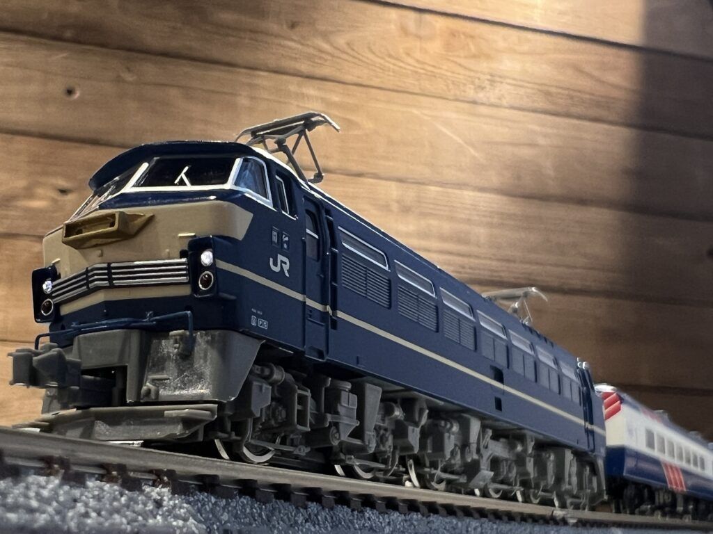 買取実績:TOMIX 92958 JR14・24系「さよなら なは・あかつき」セットのEF66を下から撮影