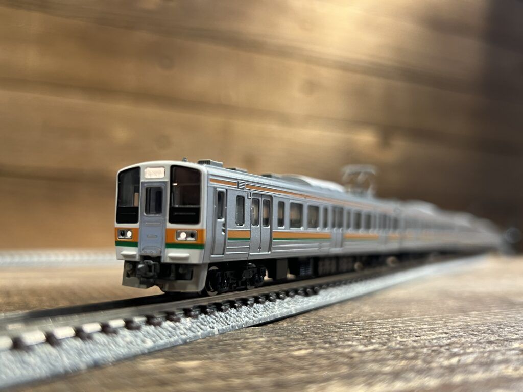 買取実績:TOMIX 92231 JR211-1000系近郊電車(東北・高崎線)増結セットBをライトを点灯させて撮影