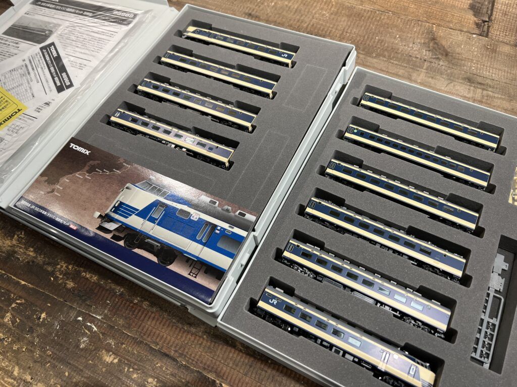買取実績:TOMIX 98968 JR 583系電車(きたぐに・国鉄色)セット の車両セットAと車両セットBをまとめて撮影