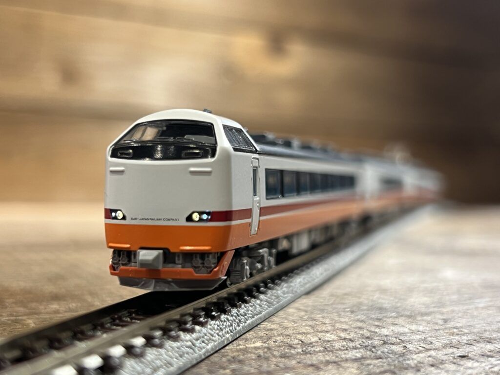 買取実績:KATO 10-918 485系 日光・きぬがわタイプ 6両セット ROUNDHOUSEをライト点灯させて撮影