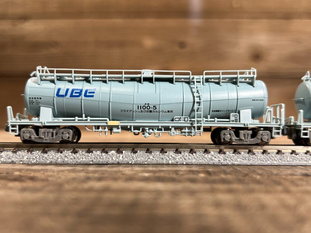 マイクロエース A-3127 タキ1100 宇部興産セメントサービス8両セットのタキ1100を横から撮影