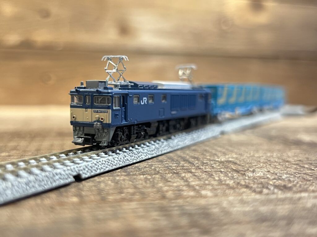 買取実績:PRMLOCO Zゲージ EF64-1000 コンテナ列車スターターセットの車両をレールに配置