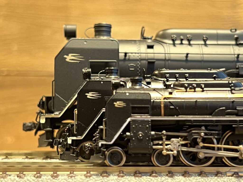 買取実績:天賞堂 C62 2 Nゲージ・TT9スケール・1/80スケールの製品を同時に並べて、真横からつばめマークを撮影